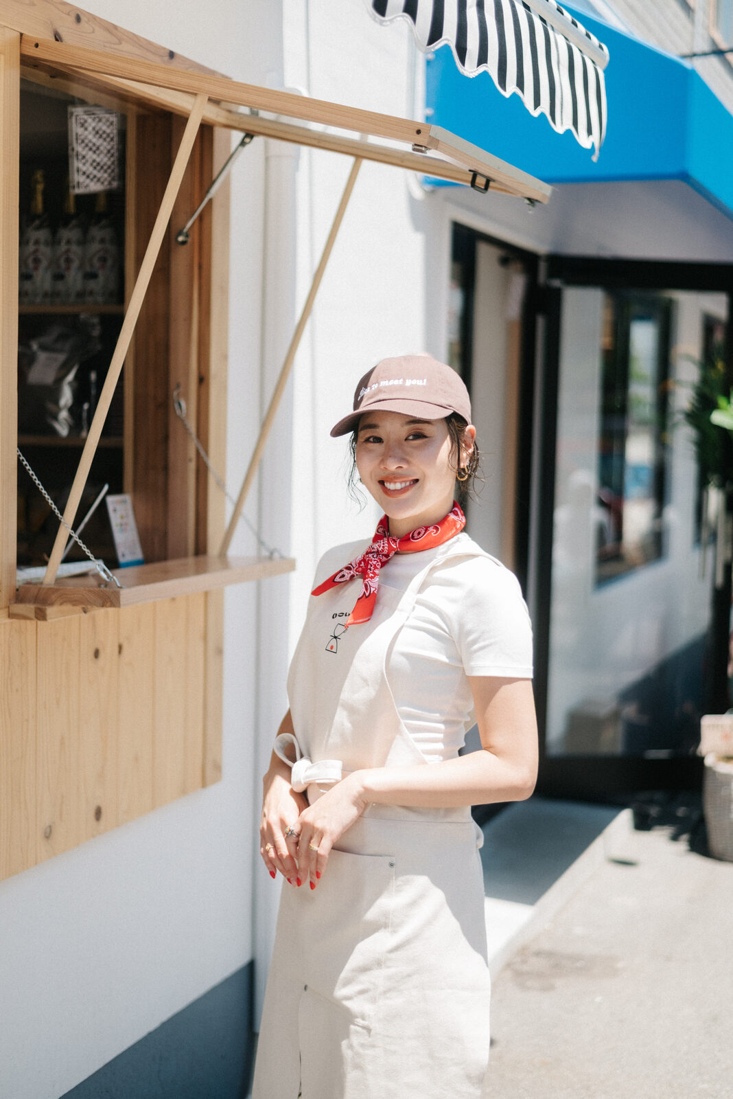 店頭で迎えるいこいスタンドの店員さん
